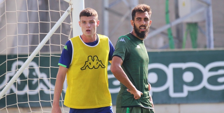 Xiker, en un entrenament del primer equip del Betis amb Borja Iglesias | Real Betis