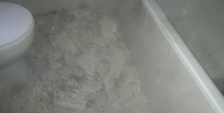 Cau el sostre del lavabo d'un dels pisos dels Merinals | Cedida