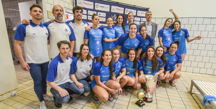 El Natació Sabadell celebrant la Copa de la Reina conquerida la passada temporada | Roger Benet