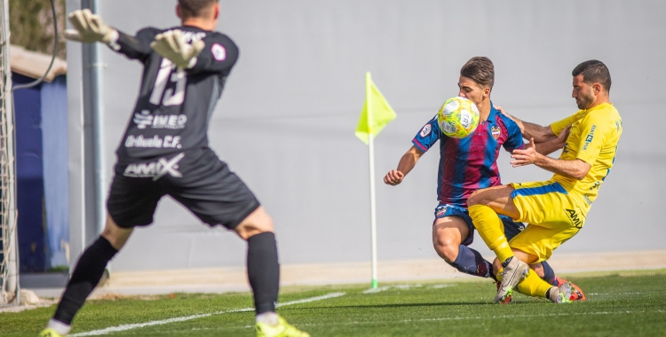 Amb Albadalejo, l'Orihuela només ha perdut un partit en lliga. Al camp de l'Atlético Levante, els escorpins van esgarrapar un empat | Orihuela CF