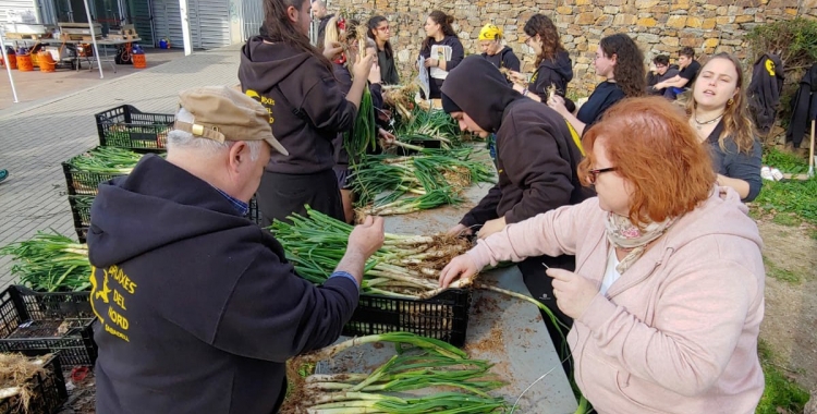 Preparació dels calçots a l'espai polivalent del Nord | Bruixes del Nord