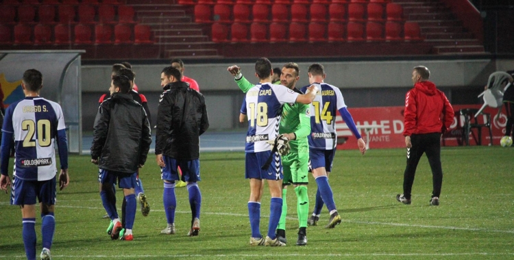 Pedro Capó, abraçant-se al final del partit amb el porter de La Nucía, Óscar Fornés | Jesús Arroyo