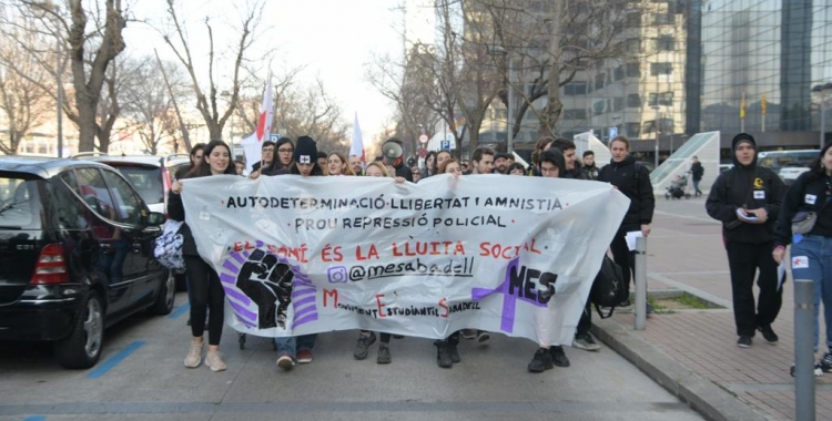 Els manifestants dirigint-se cap a la plaça Sant Roc | Roger Benet