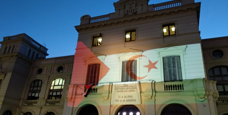 La bandera sahrauí a la façana de l'Ajuntament | Helena Molist