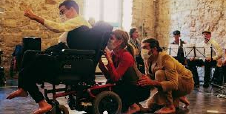 Semblances, un projecte de música i dansa protagonitzat per interns del Centre Penitenciari Brians2, usuaris del Club Social de Salut Mental SEPTICLUB i persones amb paràlisi cerebral de la FCPC