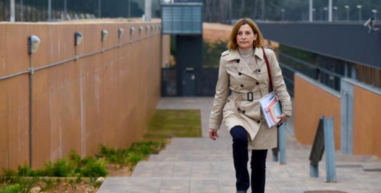 Carme Forcadell, sortint de Mas d'Enric/ ACN