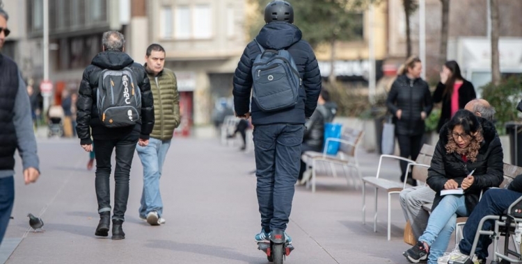 Imatge d'un patinet elèctric circulant pel Passeig/ Roger Benet