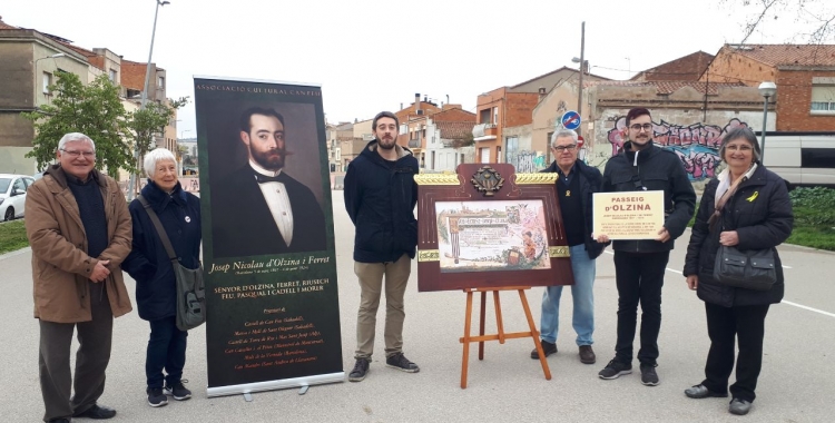 Membres de l'Associació Cultural Can Feu, amb una recreació del diploma de reconeixement a Olzina/ Karen Madrid