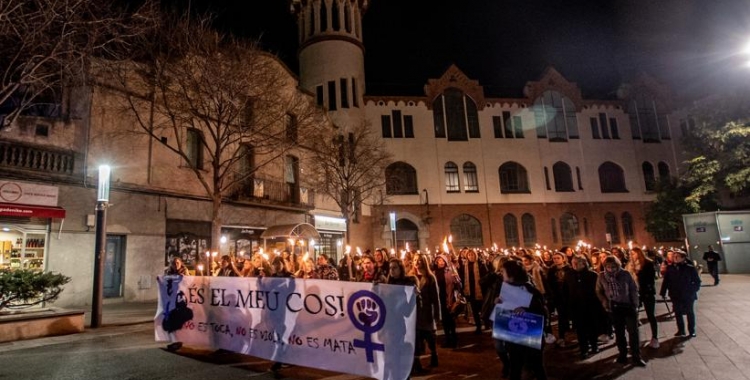 Imatge d'una de les manifestacions de rebuig a la violació múltiple de Sabadell | Roger Benet