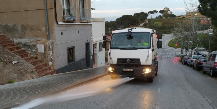 Un vehcle d'SMATSA fent la desinfecció especial de la ciutat | Cedida