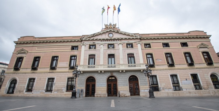 Façana de l'Ajuntament, a plaça Sant Roc/ Roger Benet