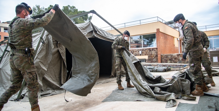 Unitats de l'exèrcit muntar els equips per desinfectar la residència Els Jardins de Castellarnau | Roger Benet
