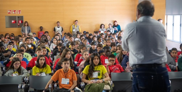 L'auditori de Cal Balsach, amb els alumnes dels 8 centres/ Roger Benet