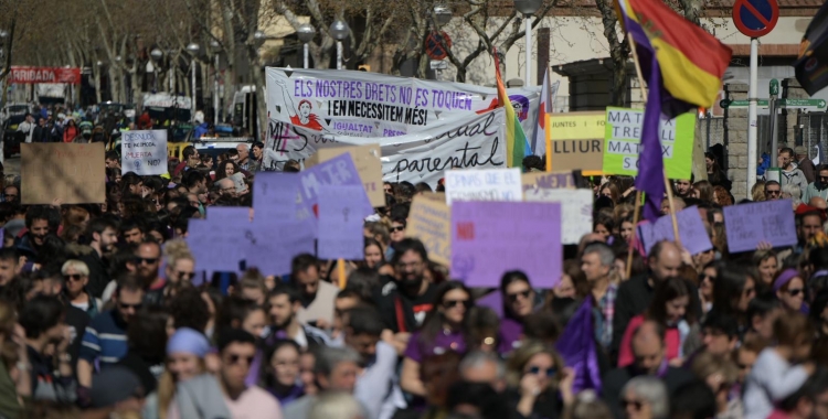 Milers de sabadellenques prenen els carrers el 8-M | Ràdio Sabadell