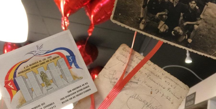 Re-Read Sabadell celebra els cinc anys amb una mostra flotant de les notes, fotografies, cartes i dibuixos que han trobat als llibres de segona mà.