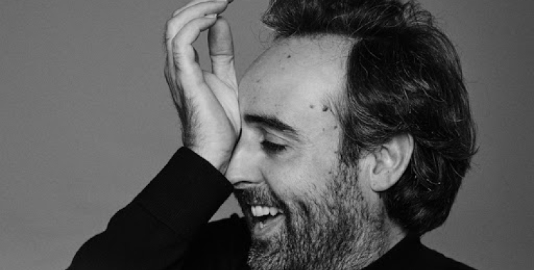 Roger Mas, cantautor: “De poetes bons, n’hi ha més de morts que de vius”