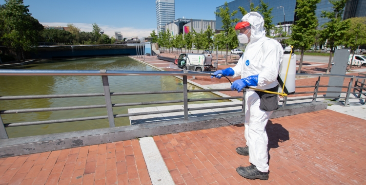 Un operari d'SMATSA desinfectant el Parc Catalunya aquest matí | Roger Benet