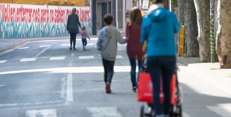 Ciutadans caminant aquest matí per la Via Massagué | Roger Benet