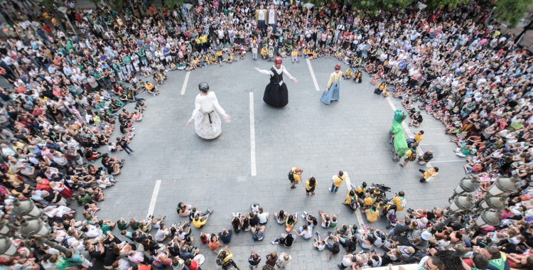 La plantada de gegants és un dels actes més multitudinaris de la festa 