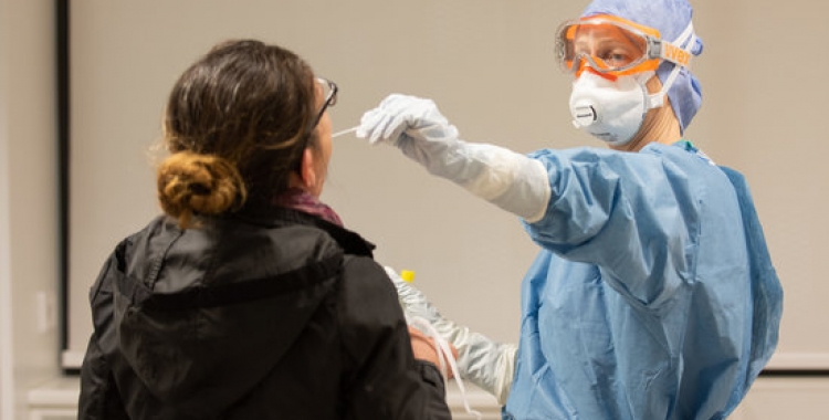 Una professional sanitària agafa una mostra per fer una prova de coronavirus a l'Hospital Clínic | ACN