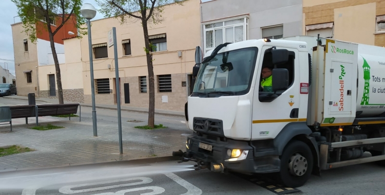 Un vehicle d'SMATSA netejant els carrers de la ciutat | Cedida