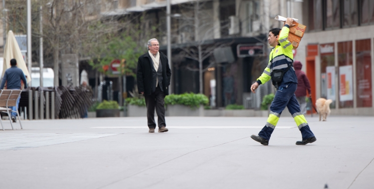 Un repartidor al Passeig/ Roger Benet