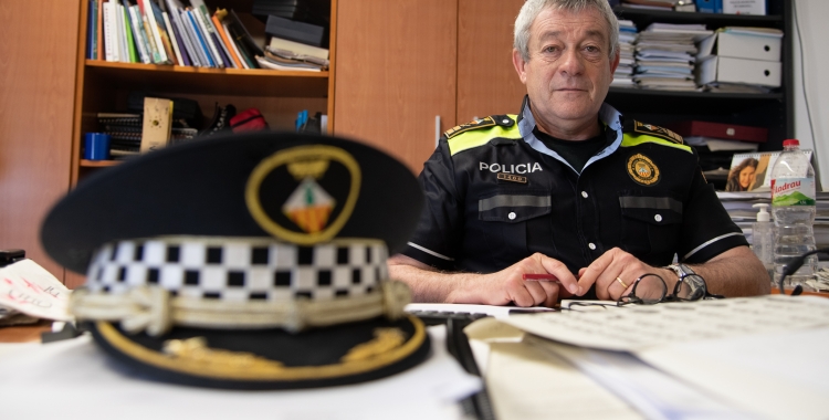 Joan Antoni Quesada, intendent major de la Policia Municipal, al seu despatx | Roger Benet