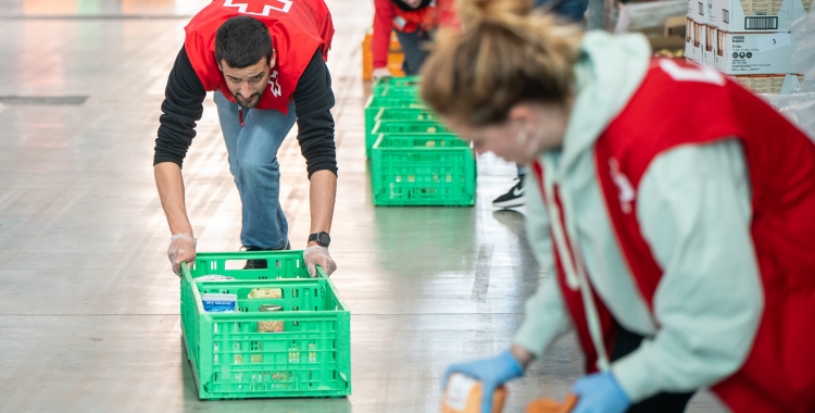 Imatge de voluntaris de Creu Roja treballant durant el primer dispositiu de Fira Sabadell | Roger Benet