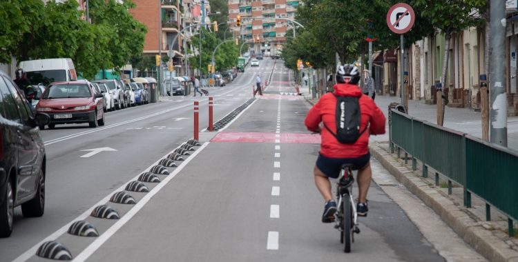 Vianants i ciclistes reclamen més espai al carrer per garantir el distanciament físic i la mobilitat sostenible | Roger Benet