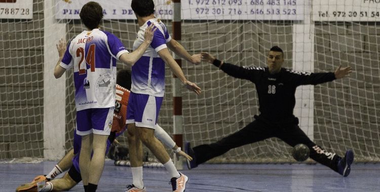 Imatge d'un enfrontament enguany del Creu Alta Sabadell Handbol | Jordi Vilas