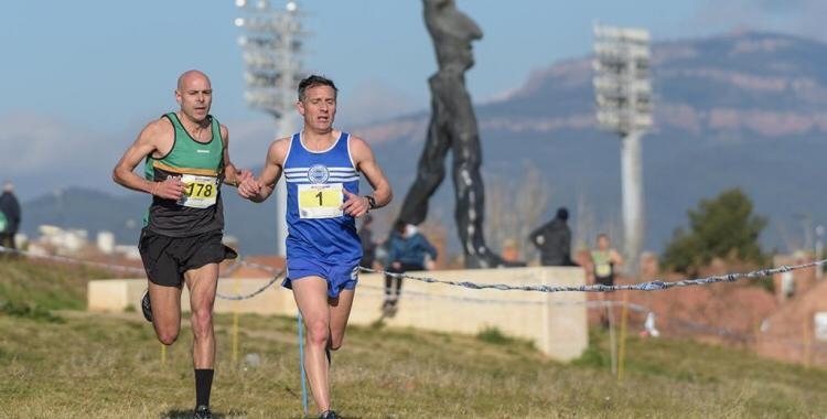 Dos corredors al Cros de Sant Sebastià al Parc Catalunya/ Roger Benet