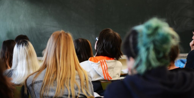 Alumnes sabadellencs en una aula/ Roger Benet