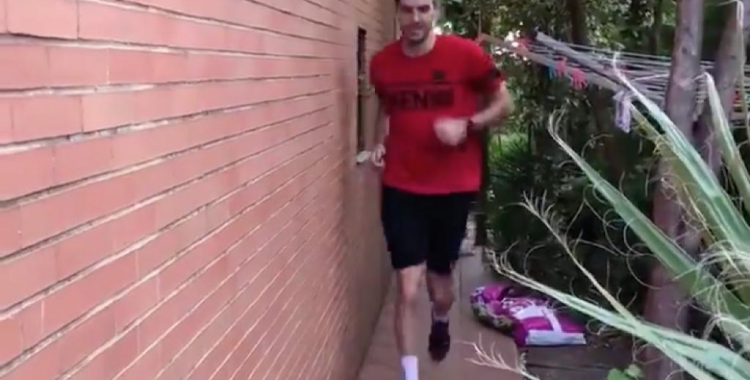 Rodríguez, entrenant al jardí de casa de la seva parella | @XyysObst