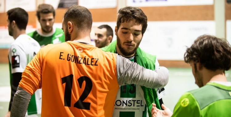 Enric González i 'Tonchi' Vázquez, jugadors de l'OAR, abraçant-se | Èric Altimis - OAR Gràcia