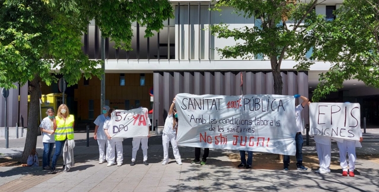 Representants de la PATT, a les portes del Taulí/ Karen Madrid