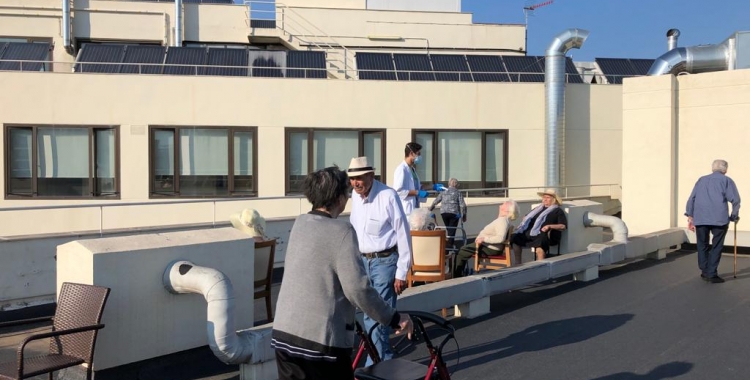 interns prenent el sol a un pati adequat per l'ocasió a Domus Vi | Cedida 