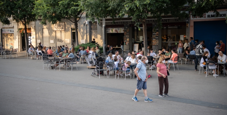 Un carrer de Sabadell amb terrasses/ Roger Benet