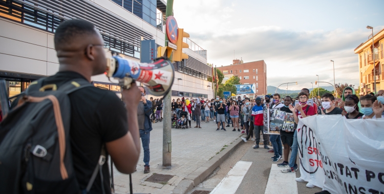 Lectura del manifest davant la comissaria dels Mossos d'Esquadra | Roger Benet