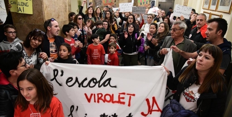 Famílies de l'escola Virolet reclamant la construcció del centre al Ple municipal/ Roger Benet