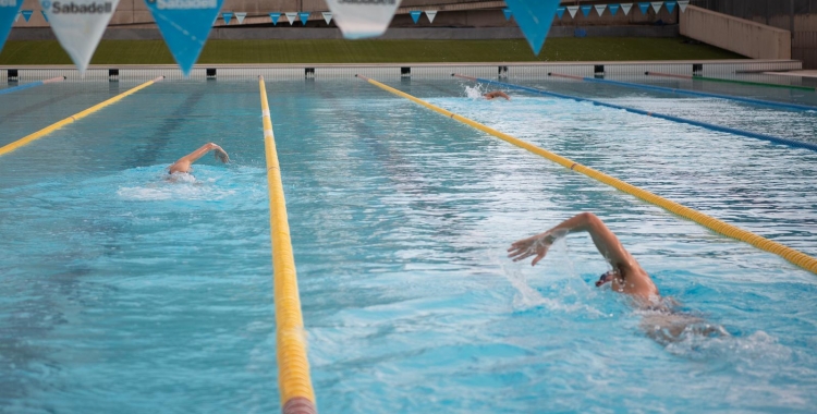 La piscina exterior de Can Llong s'ha tornat a omplir de nedadors aquest matí | Roger Benet