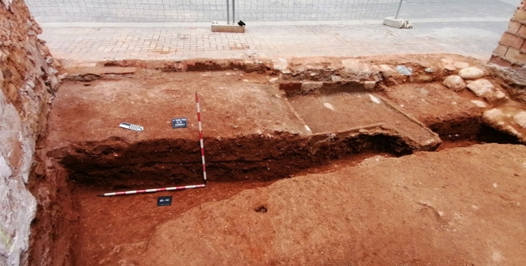 El tram del fossat  defensiu medieval al descobert al carrer Raval de Fora | Cedida 