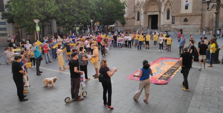 Un centenar de persones s'han concentrat a la plaça de Sant Roc per demanar l'absolució dels encausats | Pau Duran