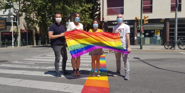 Presentació d'aquest matí dels pasos de vianants irisats per reivindicar els drets LGTBI 