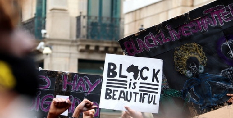 Detall d'una de les pancartes a la protesta 'Black Lives Matter' | ACN