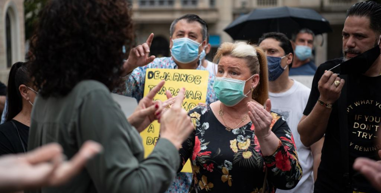 Els marxants es van concentrar ahir a la plaça Sant Roc per reclamar una solució | Roger Benet