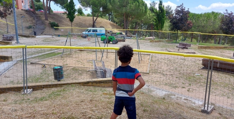 Un infant, davant el parc de La Roureda/ Karen Madrid