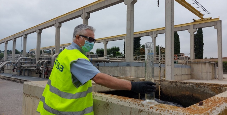 Jordi Vinyoles amb una mostra d'aigua/ Karen Madrid