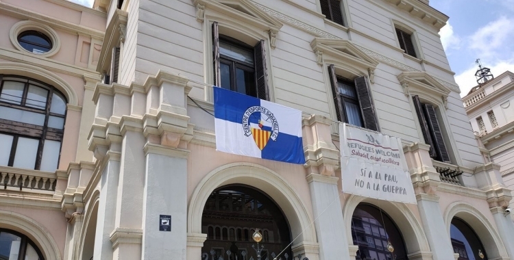 Imatge de la bandera del CE Sabadell a la façana de l'Ajuntament a Doctor Robert | Cedida