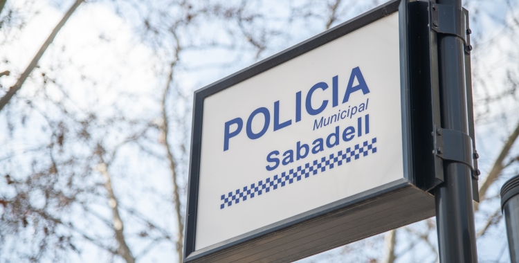 Imatge d'un cartell indicador de la Policia Municipal | Roger Benet