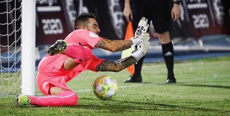 Moment que Ian Mackay atura el seu primer penal, a Antonio Martínez | CE Sabadell (cedida)